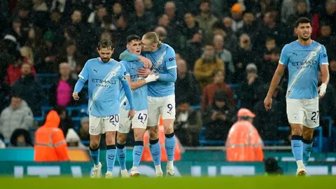 Erling Haaland celebra con sus compañeros luego de su gol contra Fulham | AP