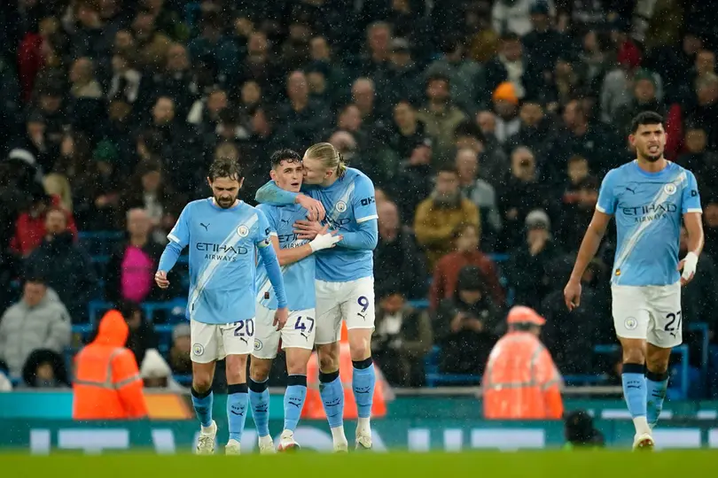 Erling Haaland celebra con sus compañeros luego de su gol contra Fulham | AP