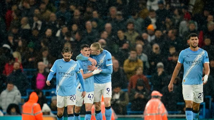 Erling Haaland celebra con sus compañeros luego de su gol contra Fulham | AP