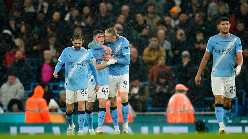 Erling Haaland celebra con sus compañeros luego de su gol contra Fulham | AP