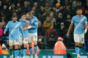 Erling Haaland celebra con sus compañeros luego de su gol contra Fulham | AP
