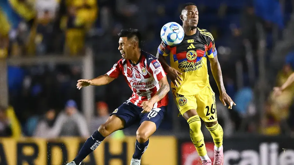 Efraín Álvarez con Chivas en el último Clásico | IMAGO7