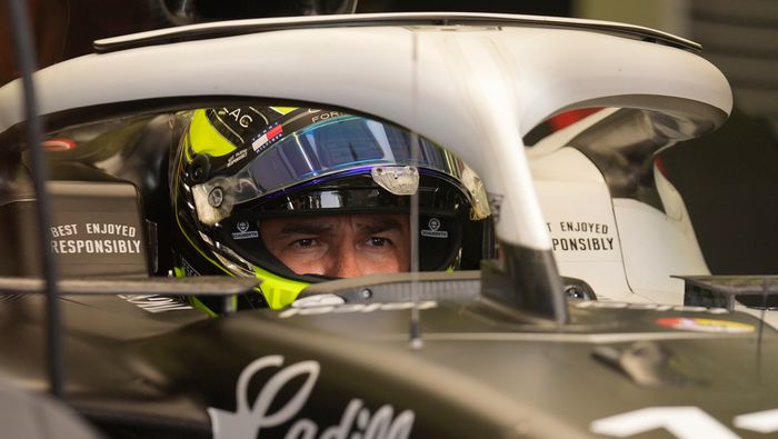 Checo Pérez a bordo del CA01 en las pretemporadas de la Fórmula 1 en Bahréin | AP