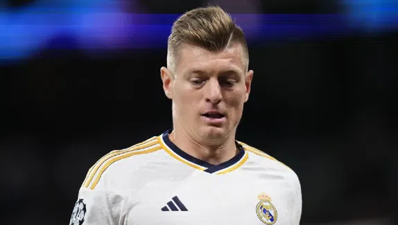 Video: Toni Kroos intenta sacar a un pequeño intruso de su casa y su reacción se vuelve viral