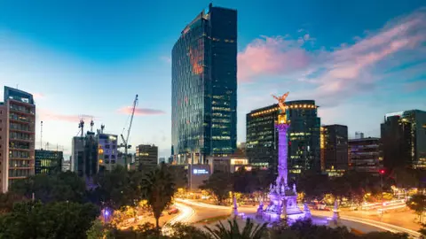 El Ángel de la Independencia iluminado destaca en la ruta del paseo ciclista nocturno de la CDMX. / iStock