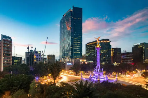 El Ángel de la Independencia iluminado destaca en la ruta del paseo ciclista nocturno de la CDMX. / iStock