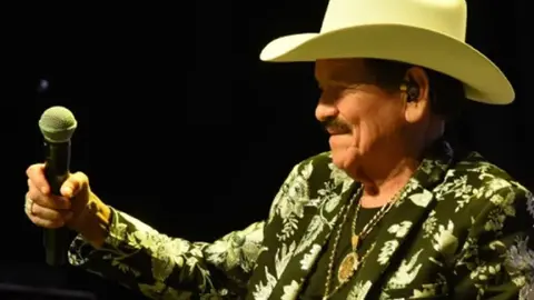 Seguidores del regional mexicano enviaron mensajes de apoyo al cantante tras conocerse su hospitalización./ IG @donchayoficial