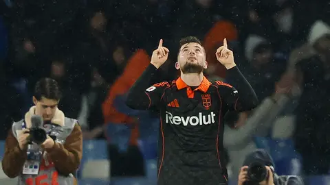 Martin Baturina celebra gol con el Como | AP