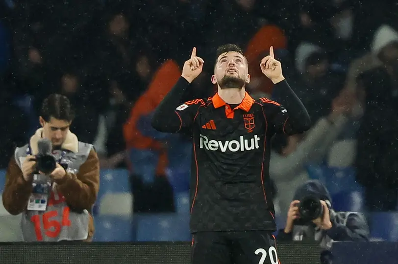 Martin Baturina celebra gol con el Como | AP