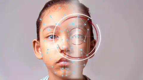 En menores de 5 años solo se captará fotografía del rostro e iris, ya que sus huellas aún no están definidas. / iStock