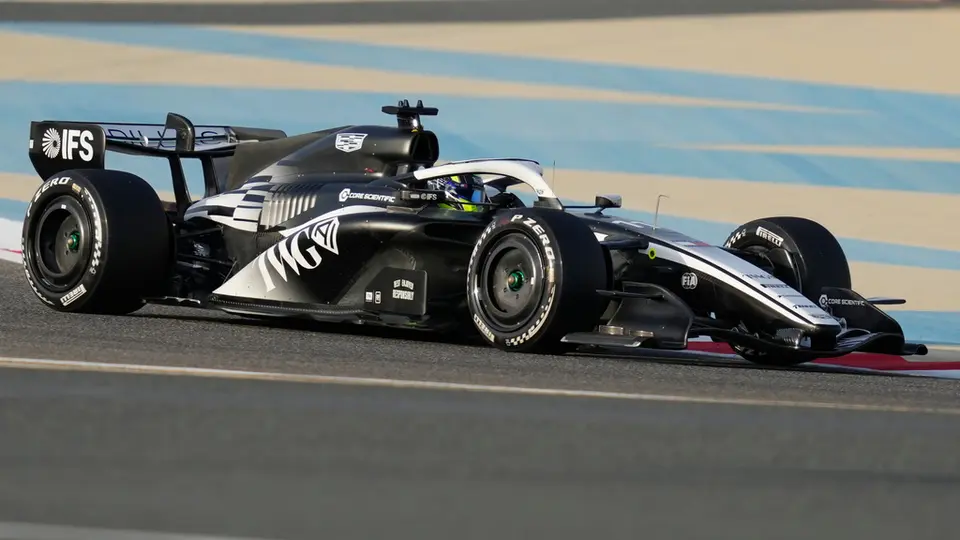 Checo Pérez en el Circuito Internacional de Bahréin durante la pretemporada de F1 | AP