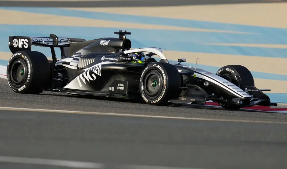 Checo Pérez en el Circuito Internacional de Bahréin durante la pretemporada de F1 | AP