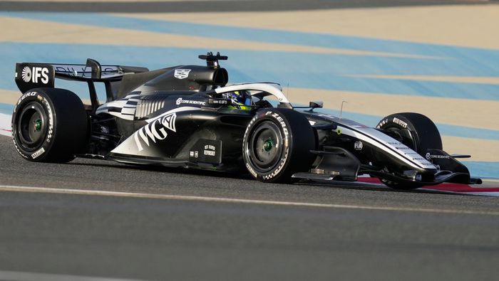 Checo Pérez en el Circuito Internacional de Bahréin durante la pretemporada de F1 | AP