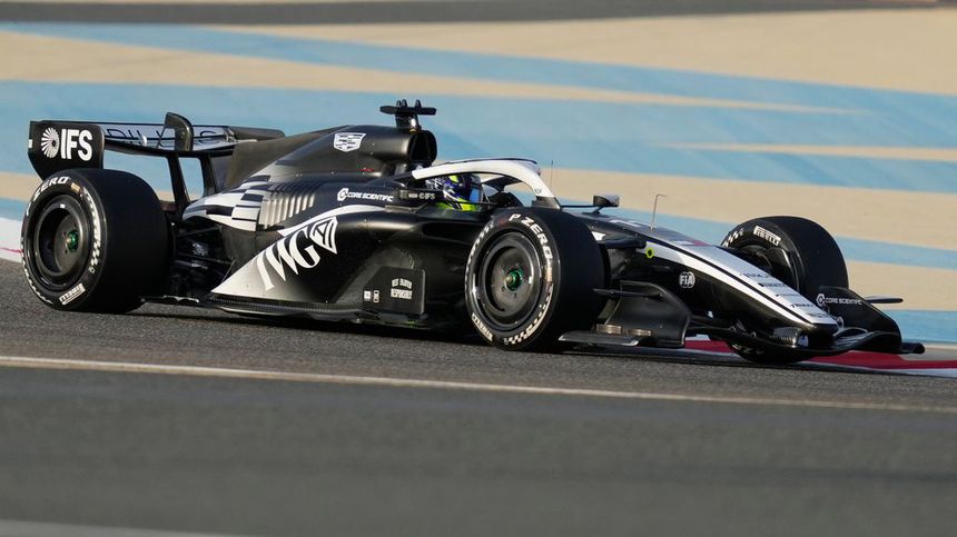 Checo Pérez en el Circuito Internacional de Bahréin durante la pretemporada de F1 | AP