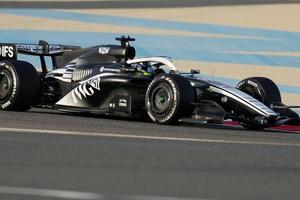 Checo Pérez en el Circuito Internacional de Bahréin durante la pretemporada de F1 | AP