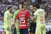 César Ramos Palazuelos como árbitro central en un partido entre América y Chivas en la Liga MX | IMAGO 7