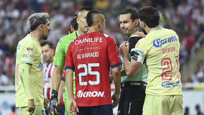 César Ramos Palazuelos como árbitro central en un partido entre América y Chivas en la Liga MX | IMAGO 7