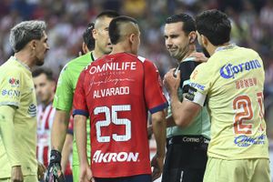 César Ramos Palazuelos como árbitro central en un partido entre América y Chivas en la Liga MX | IMAGO 7