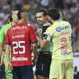 César Ramos Palazuelos como árbitro central en un partido entre América y Chivas en la Liga MX | IMAGO 7
