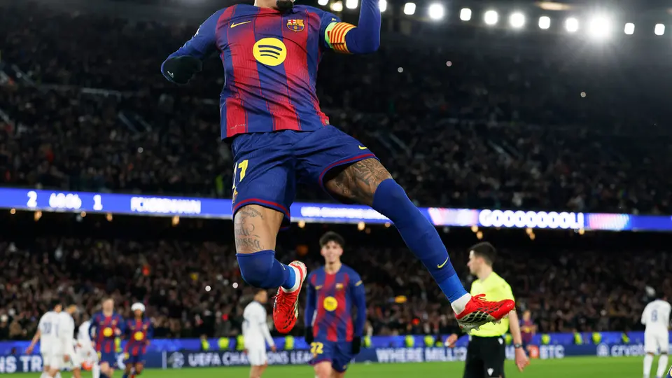 Raphinha en celebración de gol con Barcelona | AP