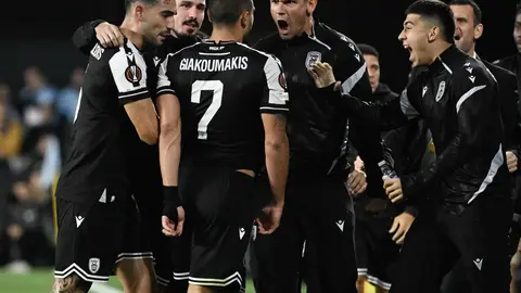 Jugadores y cuerpo técnico de PAOK felicitan Giakoumakis por su gol | AFP