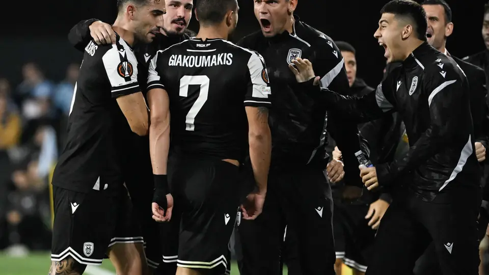 Jugadores y cuerpo técnico de PAOK felicitan Giakoumakis por su gol | AFP