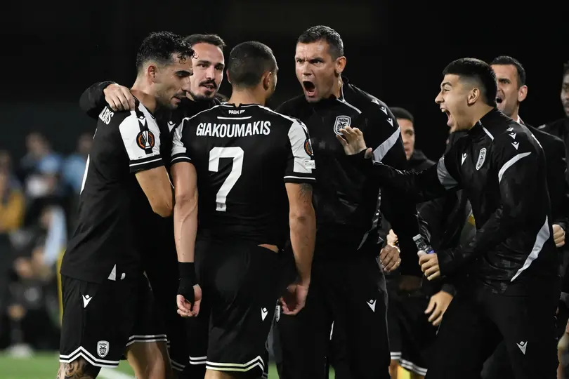 Jugadores y cuerpo técnico de PAOK felicitan Giakoumakis por su gol | AFP