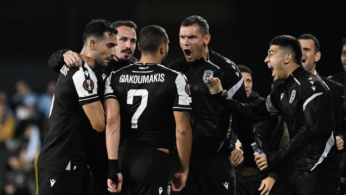 Jugadores y cuerpo técnico de PAOK felicitan Giakoumakis por su gol | AFP