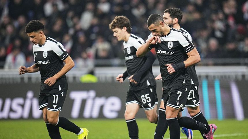 Giakoumakis y jugadores de PAOK en celebración de gol | AP