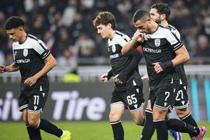 Giakoumakis y jugadores de PAOK en celebración de gol | AP