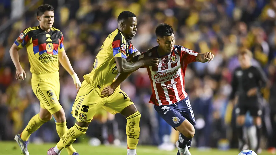 Efraín Álvarez con Chivas en el último Clásico | IMAGO7