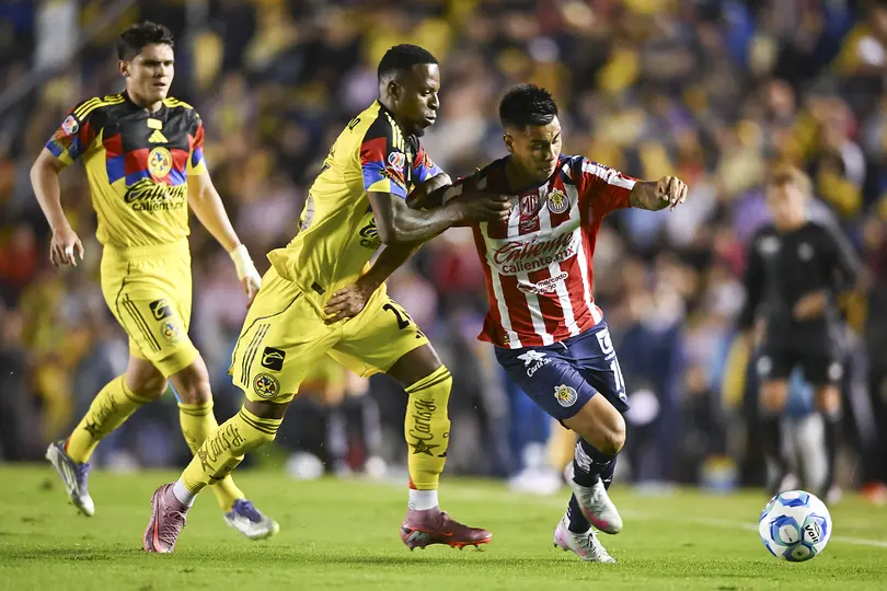 Efraín Álvarez con Chivas en el último Clásico | IMAGO7