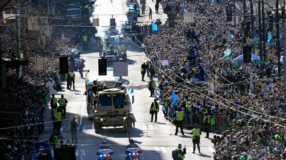 La multitud acompañó a los Seahawks en su desfile por las calles. l AP