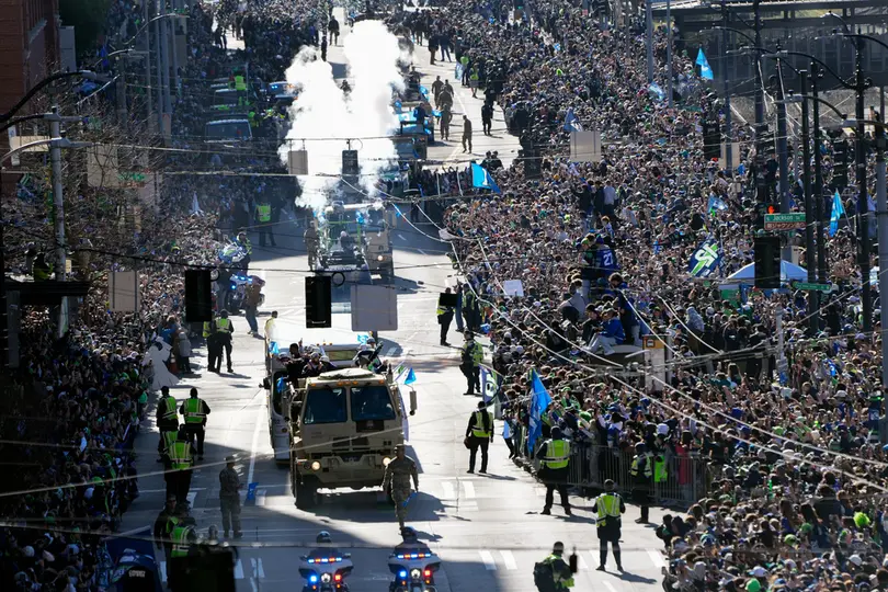 La multitud acompañó a los Seahawks en su desfile por las calles. l AP