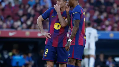 Robert Lewandowski y Marcus Rashford en partido de Barcelona | AP
