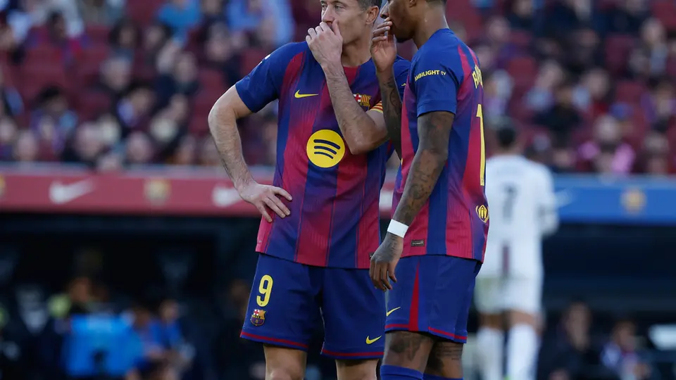 Robert Lewandowski y Marcus Rashford en partido de Barcelona | AP