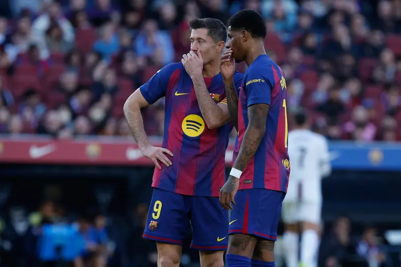 Robert Lewandowski y Marcus Rashford en partido de Barcelona | AP