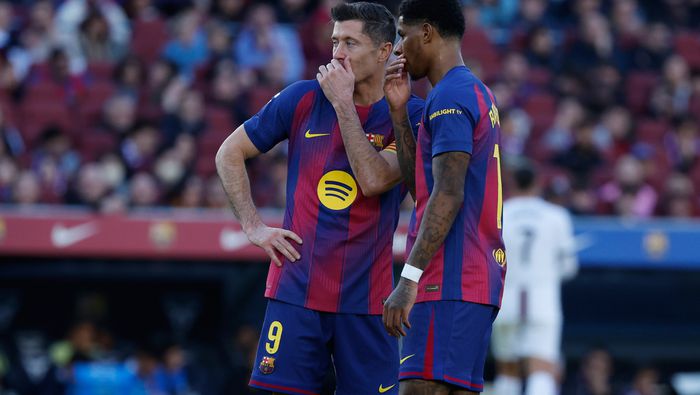 Robert Lewandowski y Marcus Rashford en partido de Barcelona | AP