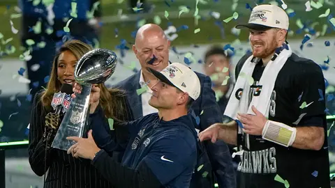 Mike Macdonald levanta el Lombardi, en su segunda temporada como HC de Seattle. I AP