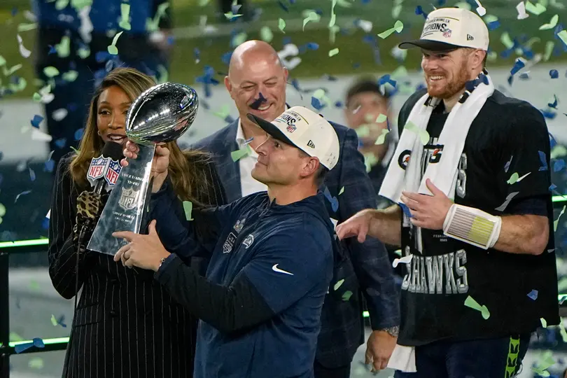 Mike Macdonald levanta el Lombardi, en su segunda temporada como HC de Seattle. I AP