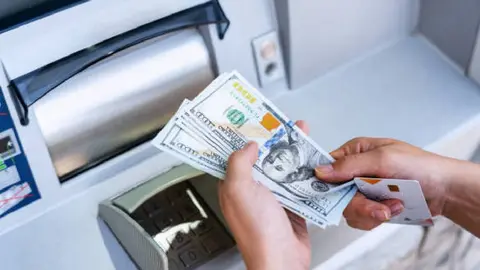 El dólar a la venta y a la compra cambia su cotización en cada institución bancaria/Pixabay