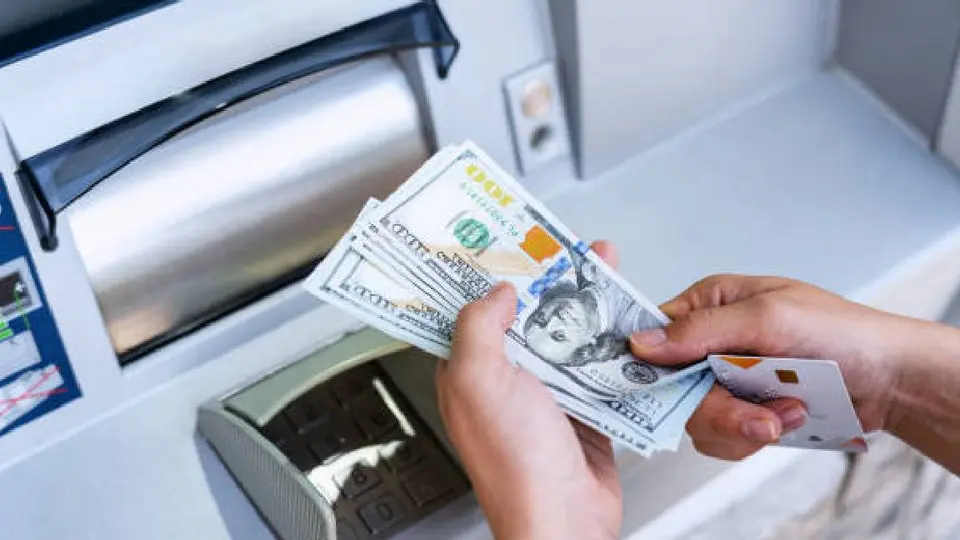 El dólar a la venta y a la compra cambia su cotización en cada institución bancaria/Pixabay