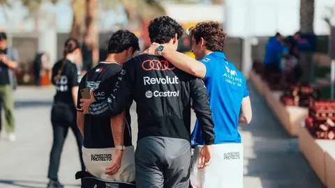Checo Pérez, Gabriel Bortoleto y Franco Colapinto en Bahréin durante la pretemporada | INSTAGRAM: @alpinef1team
