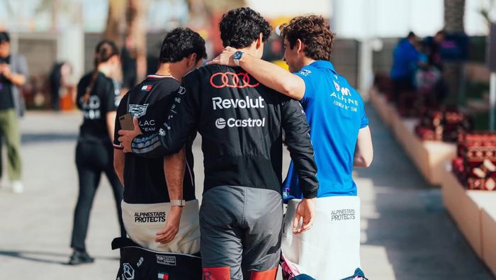 Checo Pérez, Gabriel Bortoleto y Franco Colapinto en Bahréin durante la pretemporada | INSTAGRAM: @alpinef1team