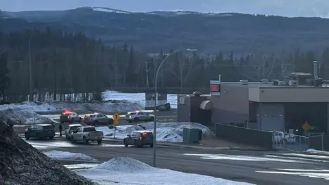Familiares y estudiantes reciben apoyo psicológico luego del tiroteo ocurrido en la Tumbler Ridge Secondary School./ X:@PaolaRojas