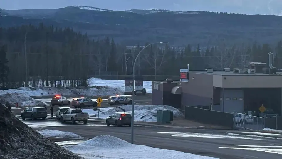 Familiares y estudiantes reciben apoyo psicológico luego del tiroteo ocurrido en la Tumbler Ridge Secondary School./ X:@PaolaRojas
