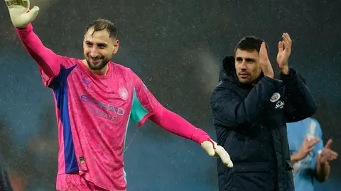 Gianluigi Donnarumma y Rodrigo agradecen a la afición de Manchester City | AP