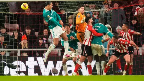 Van Dijk anota gol de la victoria ante Sunderland | AP