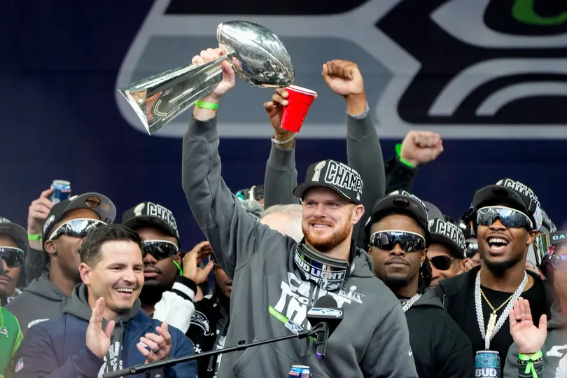 Sam Darnold, muestra orgullosos el Vince Lombardi. l AP