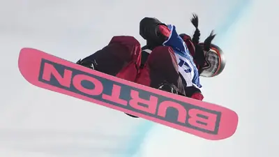 La snowboarder china Liu Jiayu sufre una escalofriante caída en la clasificación olímpica y es retirada en camilla
